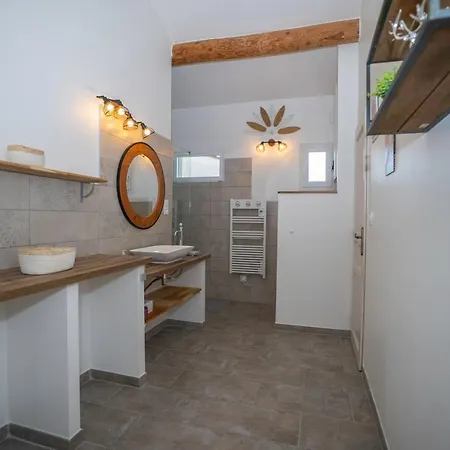 Moderne, Calme & Piscine Сasa de vacaciones